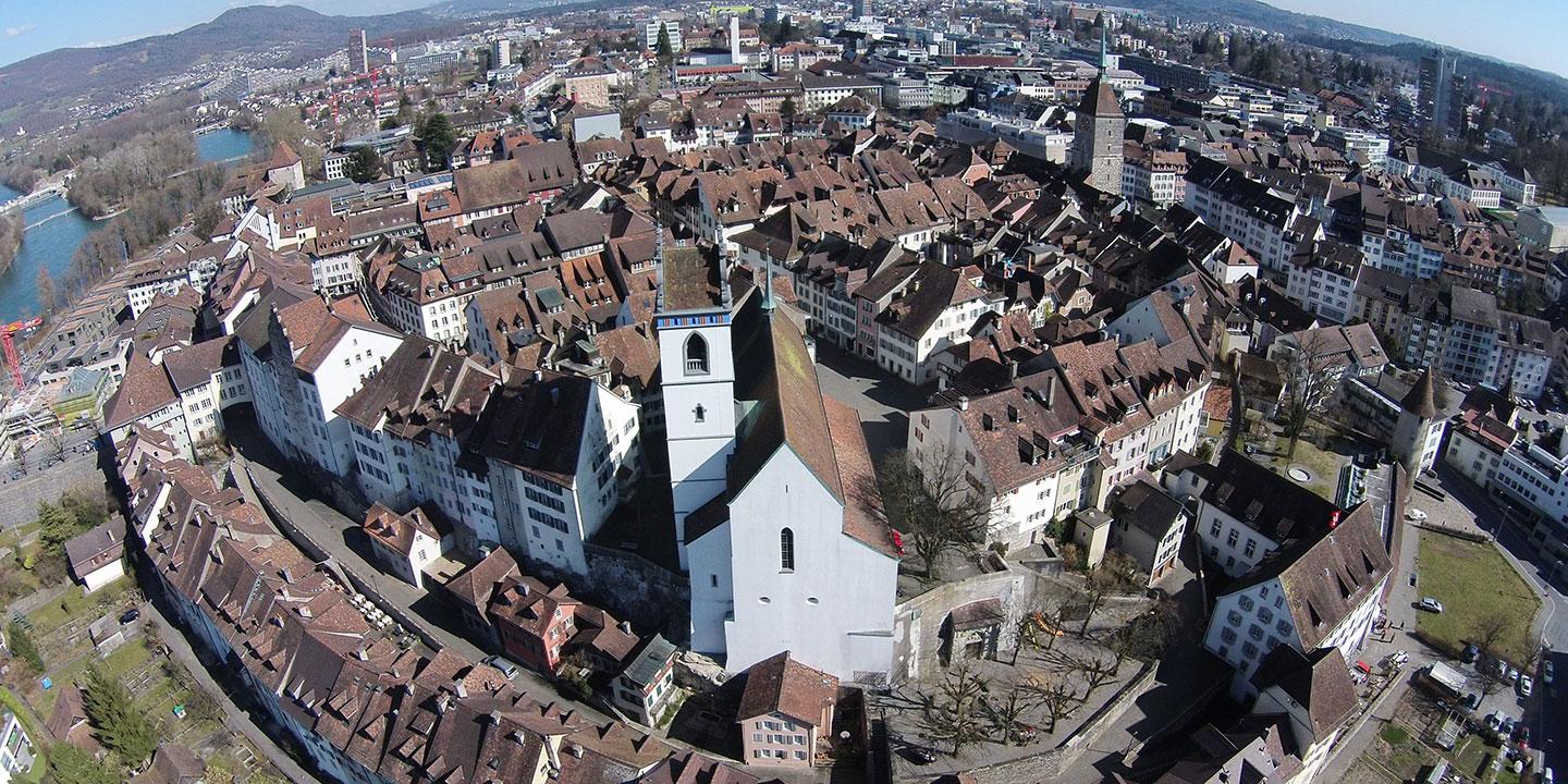 Die Altstadt von Aarau. Die Stadt soll mit vier umliegenden Gemeinden fusioniert werden.