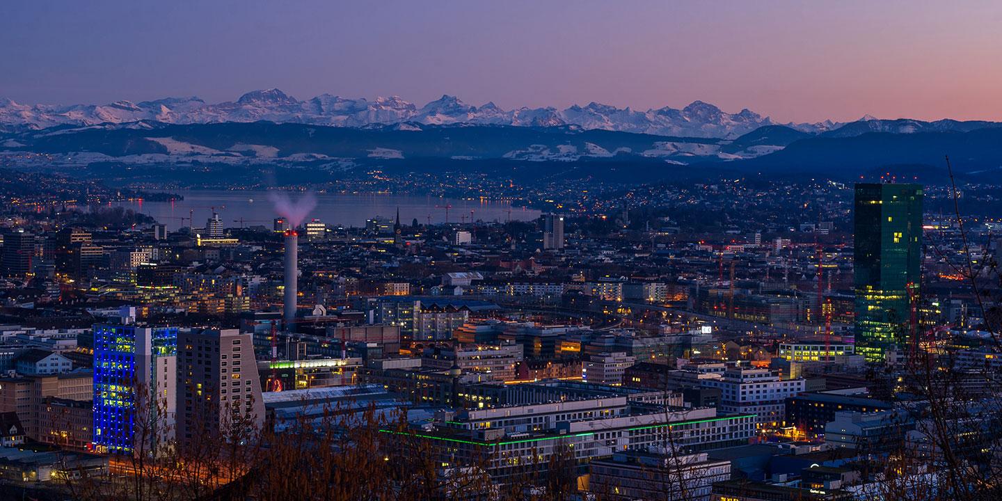Zürich im Sonnenuntergang. Die lokale Wirtschaft in der Schweiz verändert sich durch die Digitalisierung rasch.
