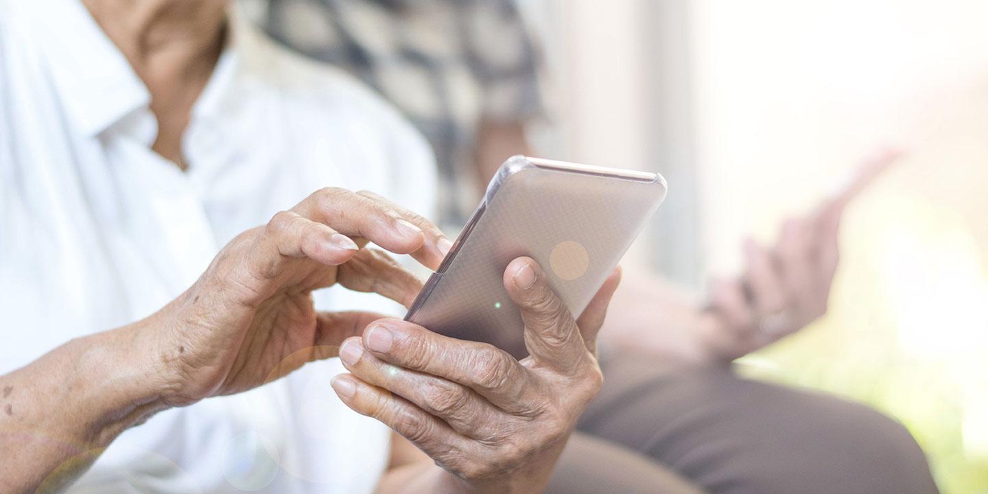 Senioren mit Smartphone sind keine Seltenheit, doch wie können Ältere ihr digitalen Kompetenzen ausbauen?