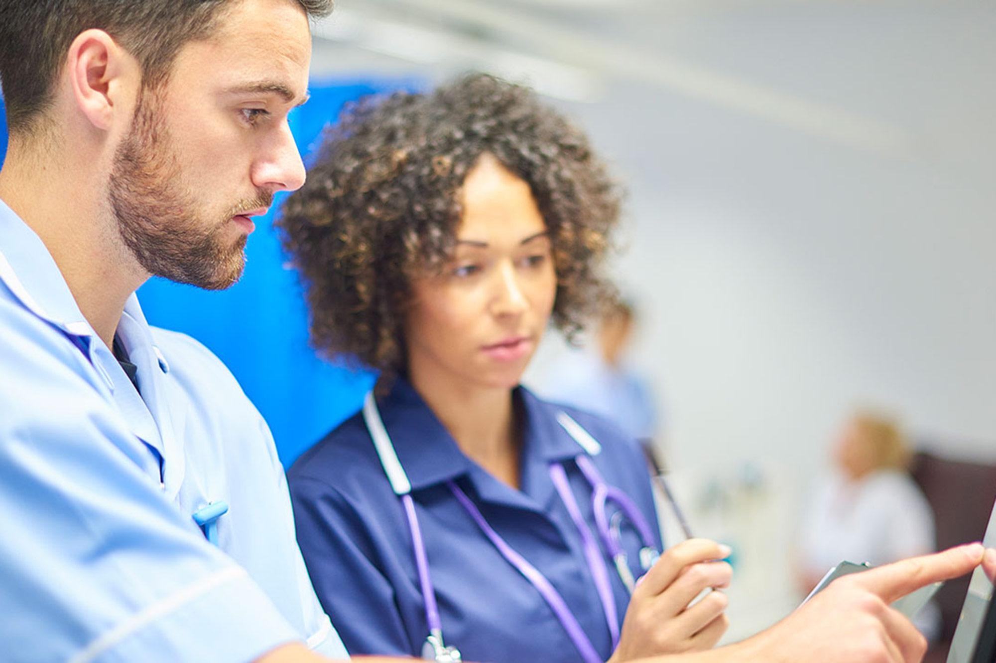 Pflegeteams in Krankhäusern nutzen immer häufiger digitale Hilfmittel zur Kommunikation von Patentieninformationen.