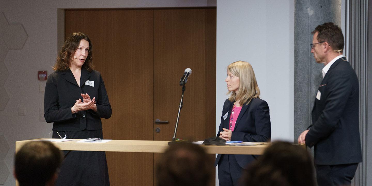 Erica Dubach von der Bundeskanzlei. Regula Hänggli, Departement für Kommunikationswissenschaft und Medienforschung, Universität Fribourg