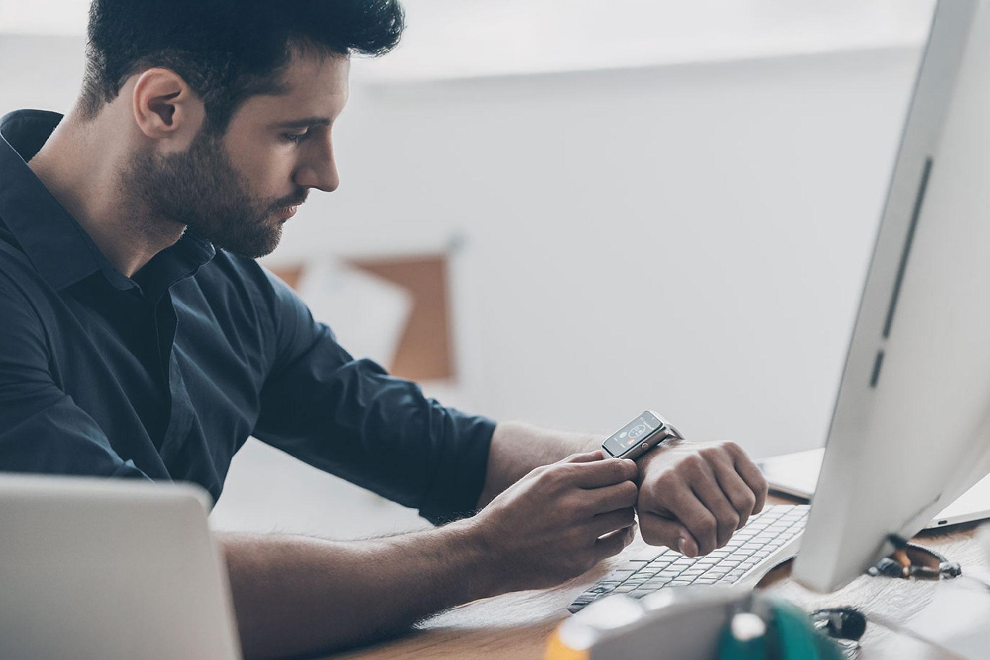 Wenn Mitarbeitende am Arbeitsplatz eine Smartwatch tragen, kann das helfen, mögliche Gesundheitsrisiken zu erkennen, birgt aber auch Missbrauchspotenzial.